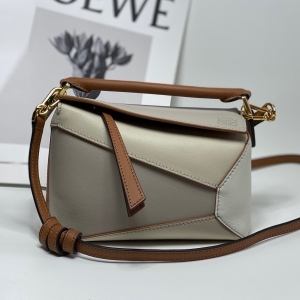 Loewe 로에베 2023 퍼즐 엣지백 18CM