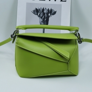 Loewe 로에베 2023 퍼즐 엣지백 18CM