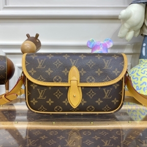 Louis Vuitton 루이비통 2023 모노그램 크로스백 M42248 14CM