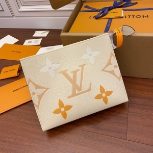 Louis Vuitton 루이비통 2023 바이 더 풀 토일레트리 클러치 25CM