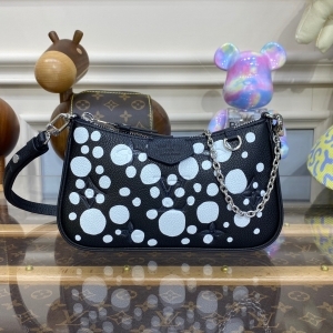 Louis Vuitton 루이비통 2023 이지 파우치 온 스트랩 M81908 19CM