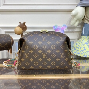 Louis Vuitton 루이비통 2023 코스메틱 파우치 M46458 (체인 포함) 27CM