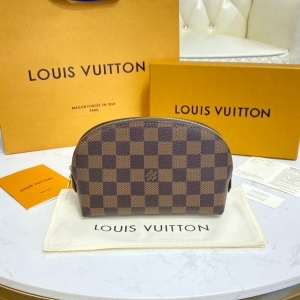Louis Vuitton 루이비통 2023 코스메틱 파우치 17CM