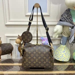 Louis Vuitton 루이비통 2023 코스메틱 파우치 M46458 (스트랩 포함) 27CM