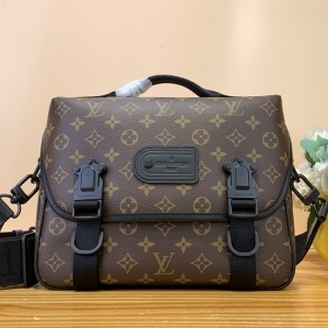 Louis Vuitton 루이비통 2024 트레일 메신저백 31CM