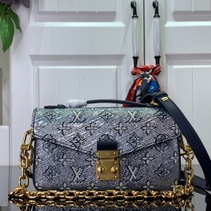 Louis Vuitton 루이비통 2023 포쉐트 메티스 이스트 웨스트 M22834 21.5CM