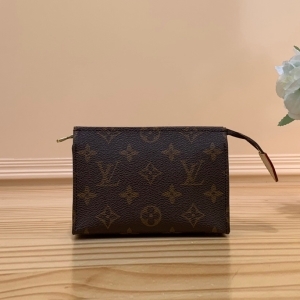 Louis Vuitton 루이비통 2023 포쉐트 토일렛 M47546 15CM