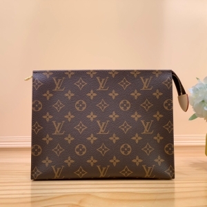 Louis Vuitton 루이비통 2023 포쉐트 토일렛 M47542 26CM