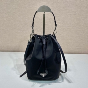 Prada 프라다 2023 나일론 버킷백 23cm
