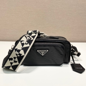 Prada 프라다 2023 멀티 포켓 숄더백 1BH198 22CM