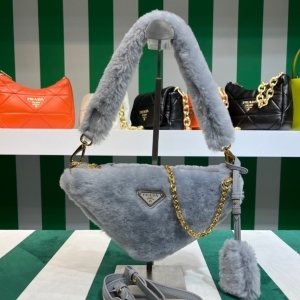 Prada 프라다 2023 시어링 트라이앵글 숄더백 24CM