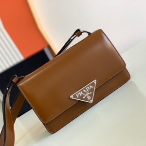 Prada 프라다 2023 엠블럼 브러시드 숄더백 1BD321 24CM