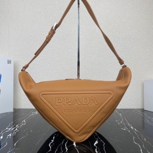 Prada 프라다 2023 트라이앵글 숄더백 31CM