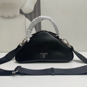 Prada 프라다 2023 트라이앵글 탑 핸들백 1BB082 25CM