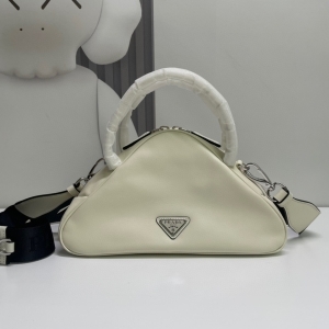 Prada 프라다 2023 트라이앵글 탑 핸들백 1BB082 25CM