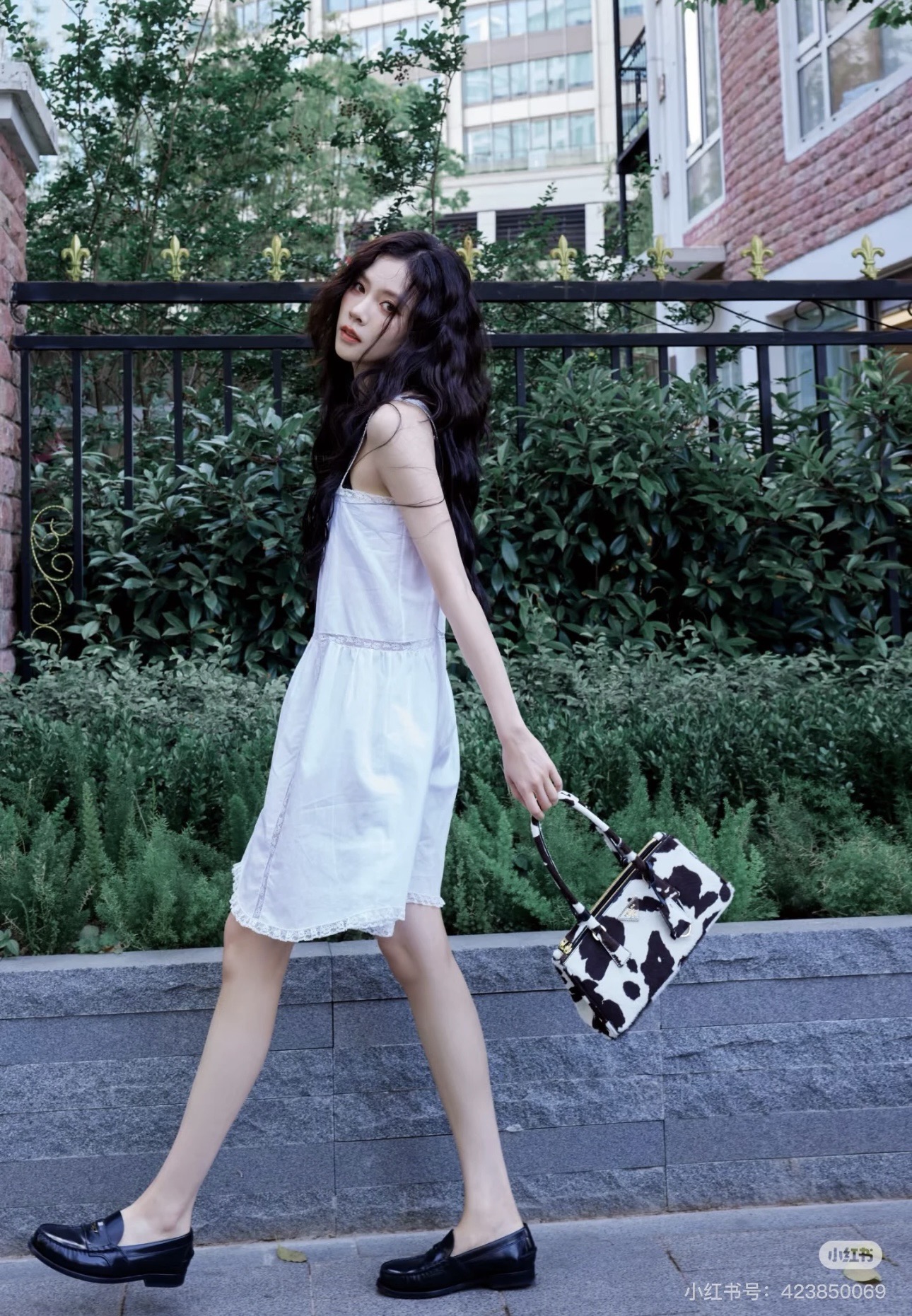 PRADA 프라다 FW2023 카우 패턴 가죽 핸드백 1