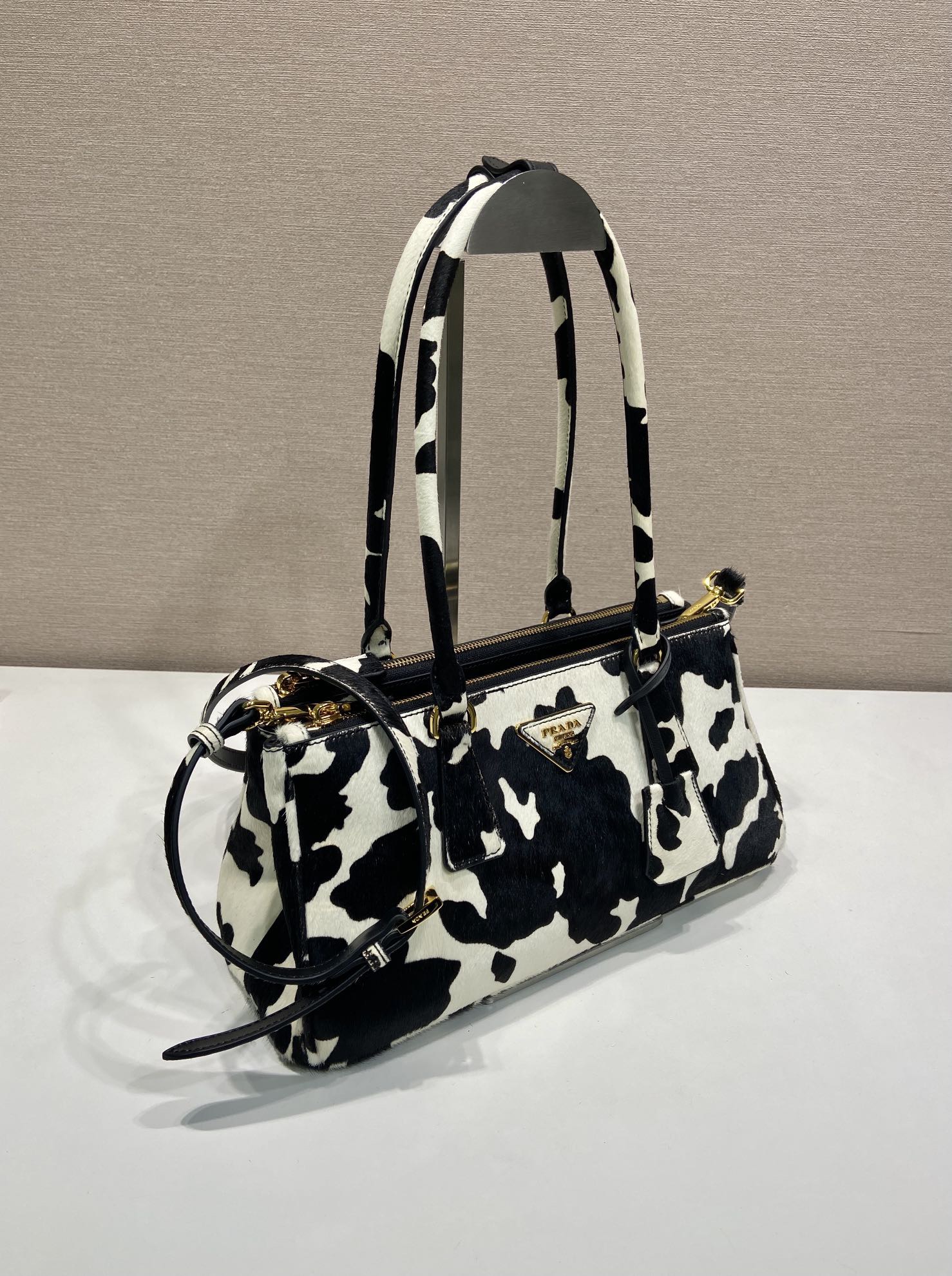 PRADA 프라다 FW2023 카우 패턴 가죽 핸드백 5