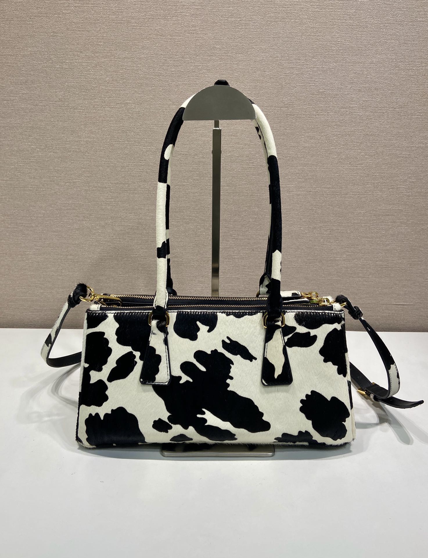 PRADA 프라다 FW2023 카우 패턴 가죽 핸드백 6