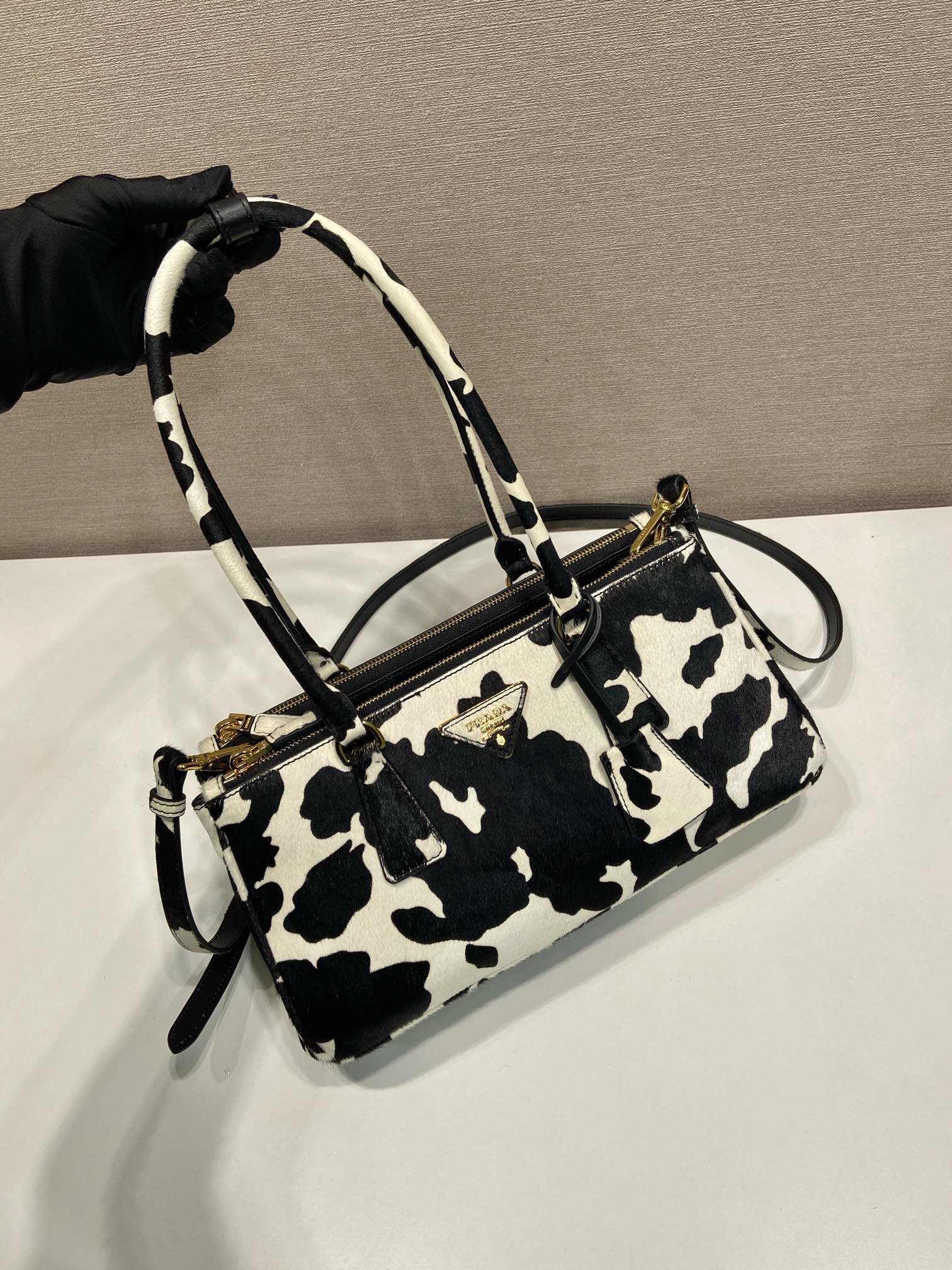 PRADA 프라다 FW2023 카우 패턴 가죽 핸드백 7