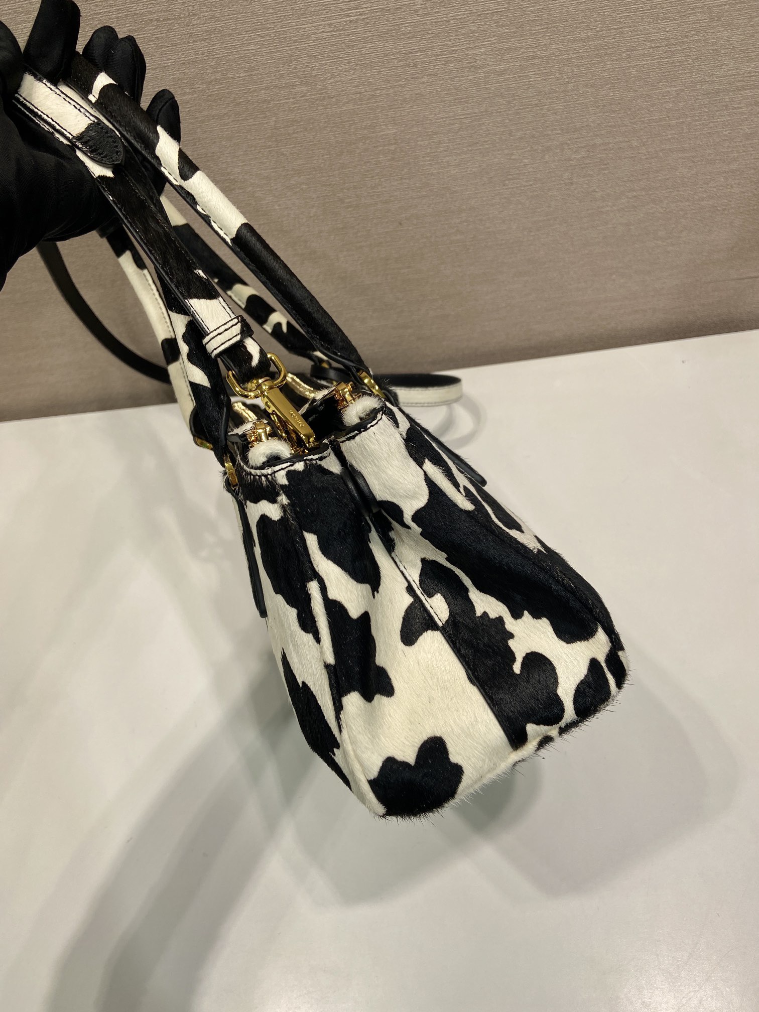 PRADA 프라다 FW2023 카우 패턴 가죽 핸드백 8