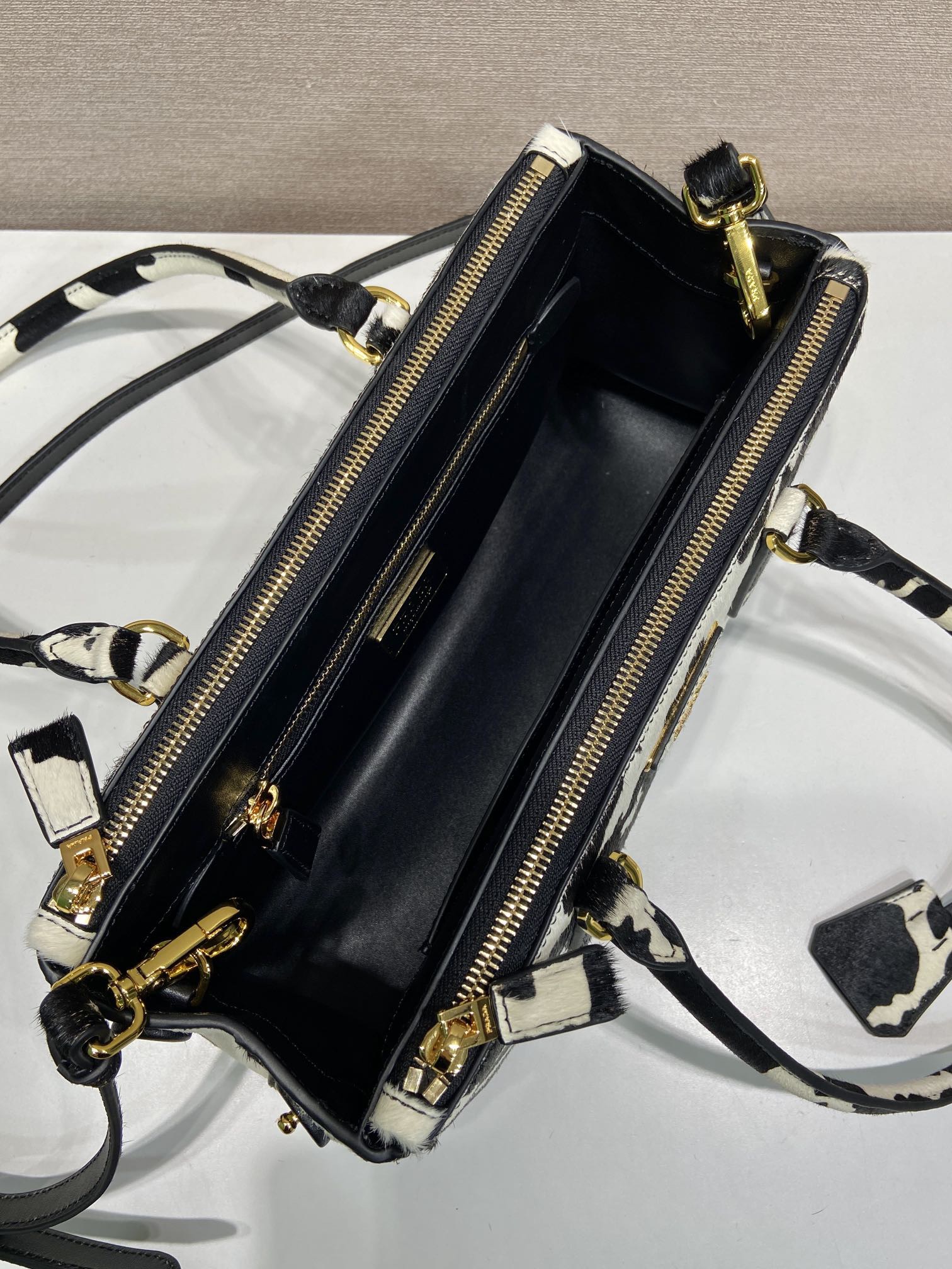 PRADA 프라다 FW2023 카우 패턴 가죽 핸드백 11