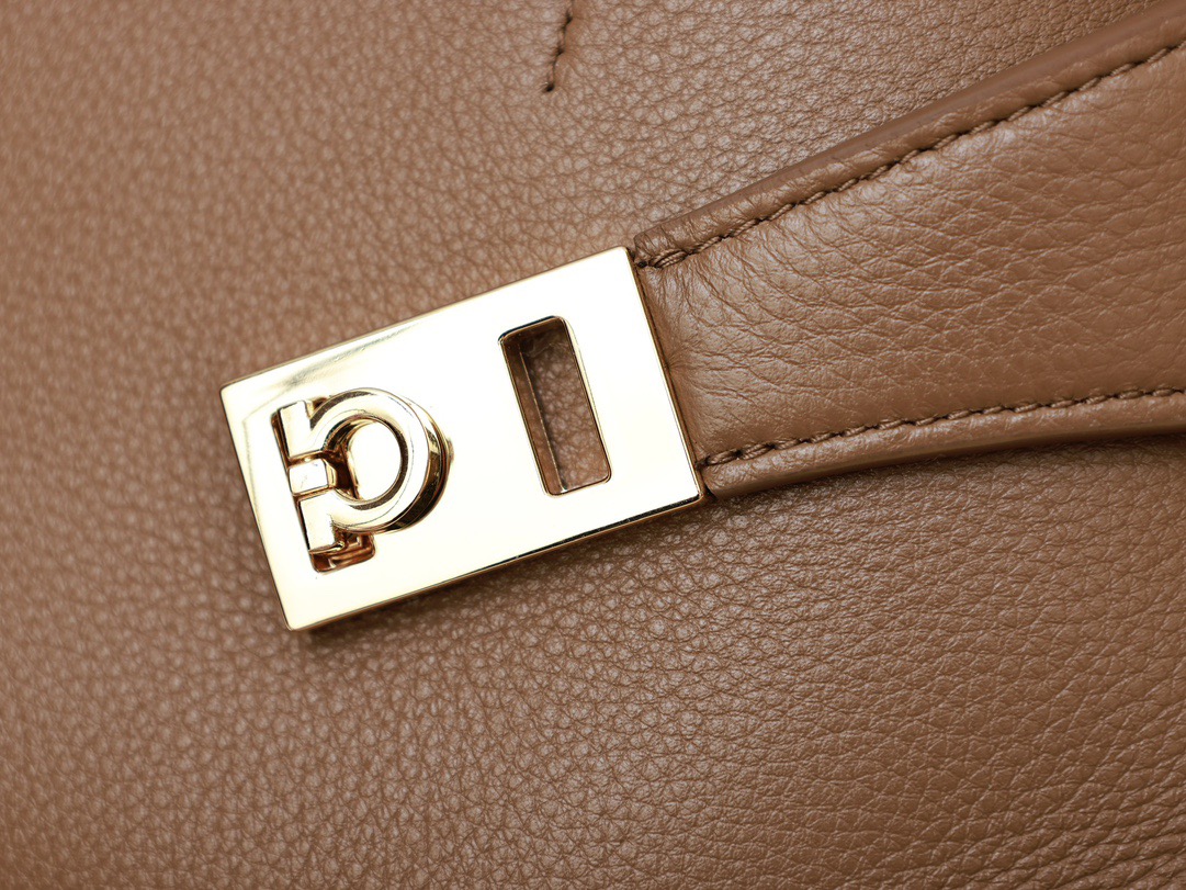 FERRAGAMO 페레가모 FW2023 HUG 나파 가죽 토트백 2