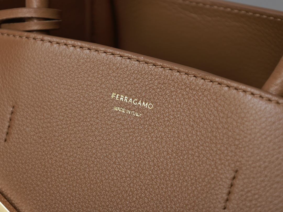 FERRAGAMO 페레가모 FW2023 HUG 나파 가죽 토트백 3