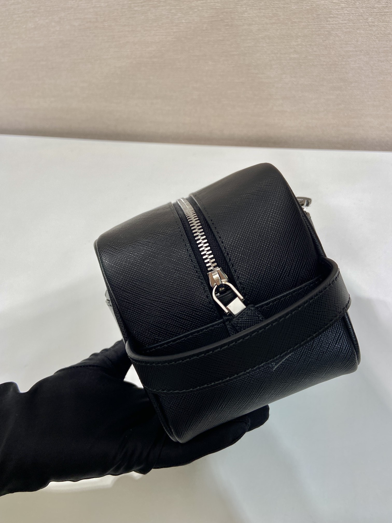 PRADA 프라다 FW2023 사피아노 가죽 세면 파우치 11