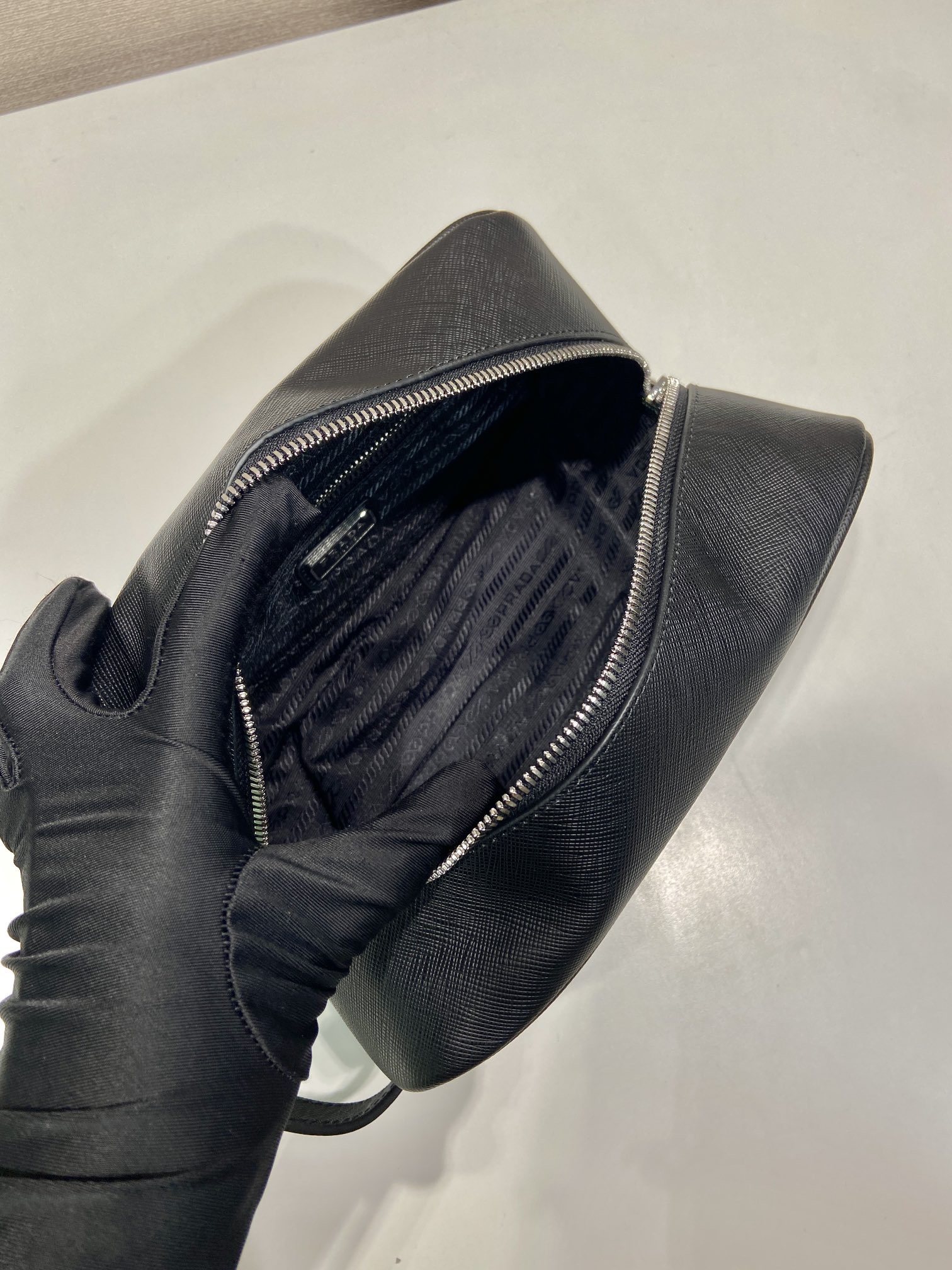 PRADA 프라다 FW2023 사피아노 가죽 세면 파우치 12