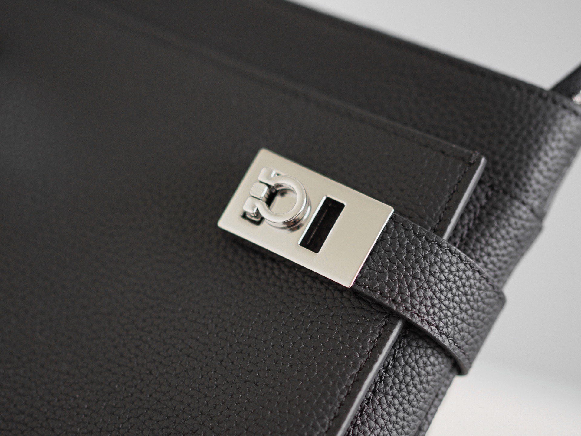 FERRAGAMO 페라가모 FW2023 Gancini 크로스백 2