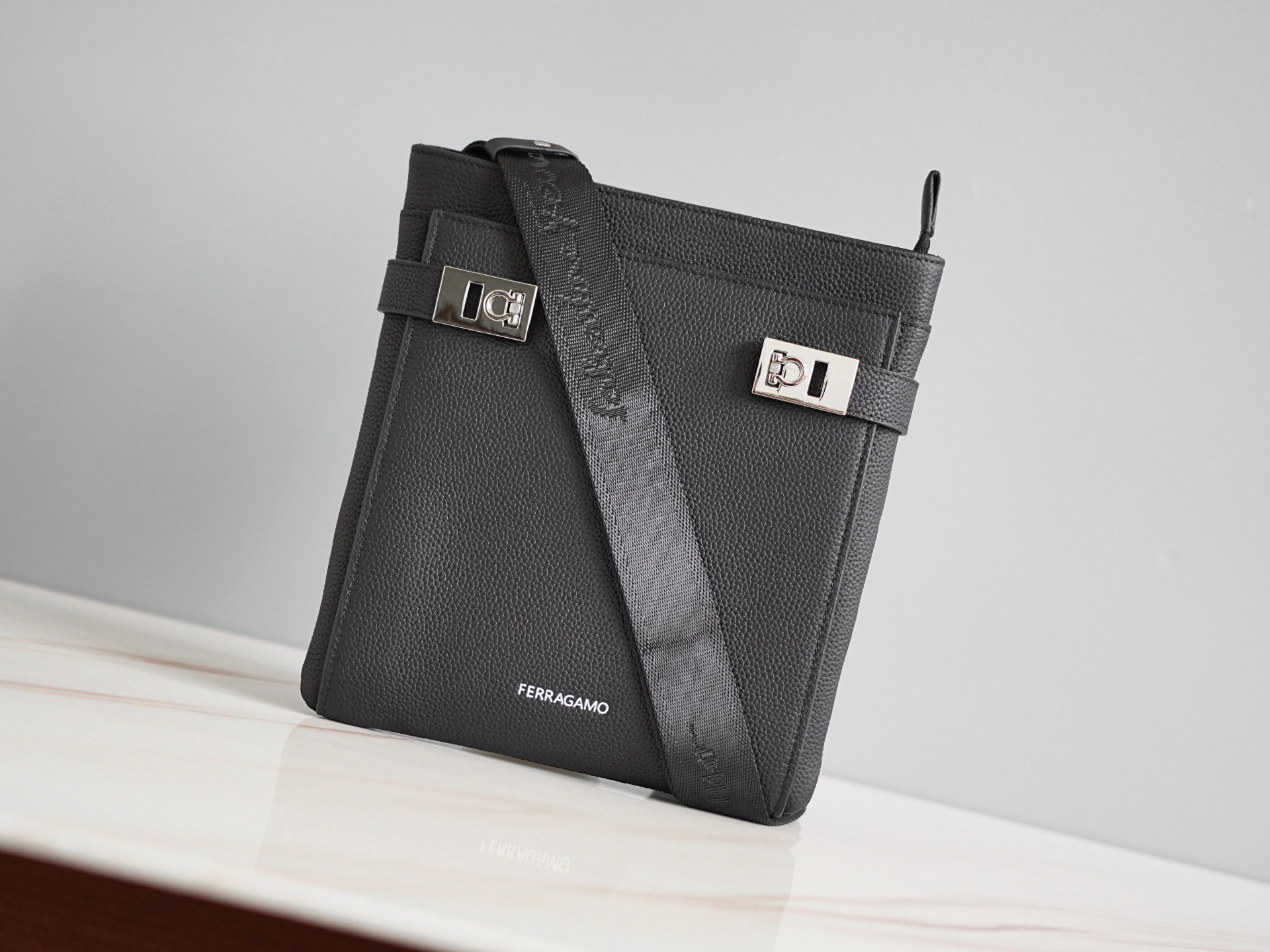 FERRAGAMO 페라가모 FW2023 Gancini 크로스백 9