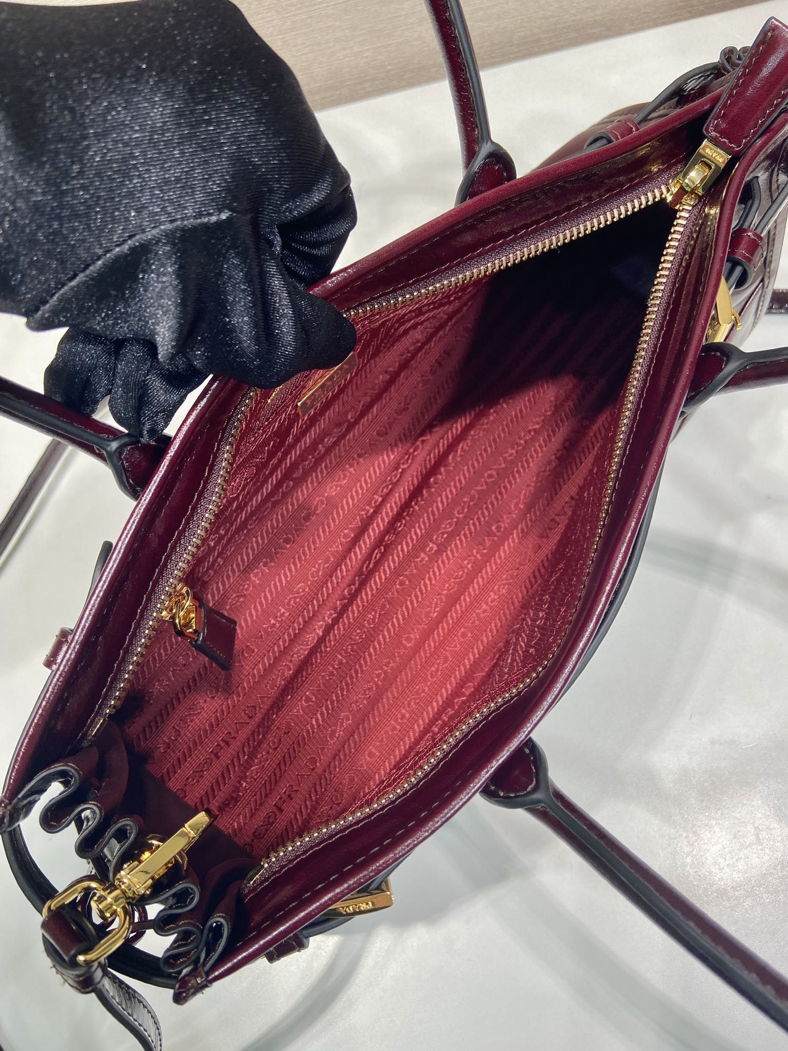 PRADA 프라다 FW2023 오일 가죽 클래식 핸드백 11