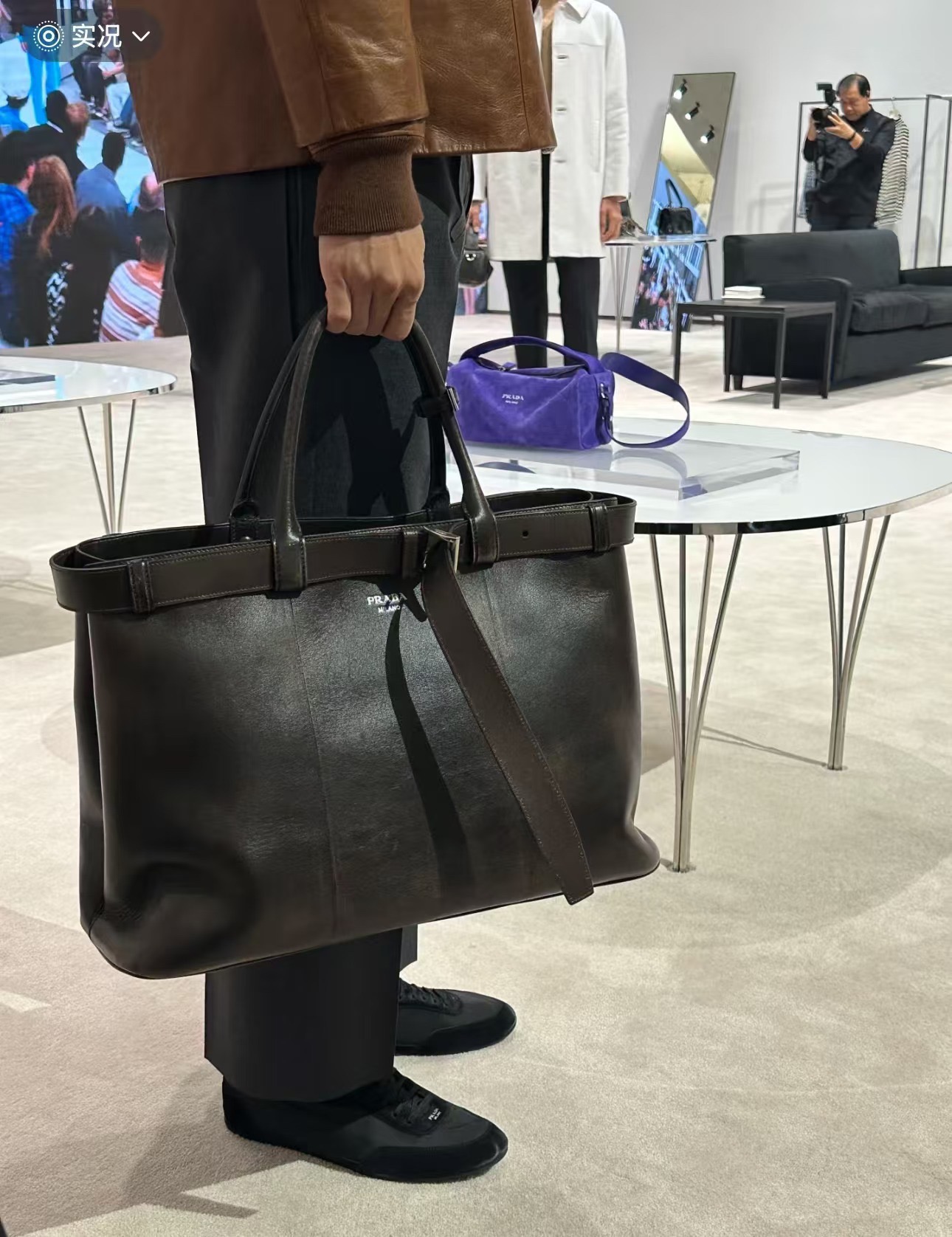 PRADA 프라다 FW2023 인조 가죽 대형 토트백 2