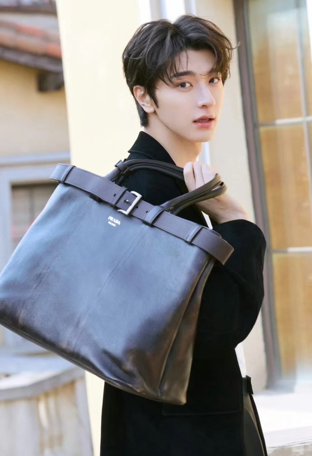 PRADA 프라다 FW2023 인조 가죽 대형 토트백 4