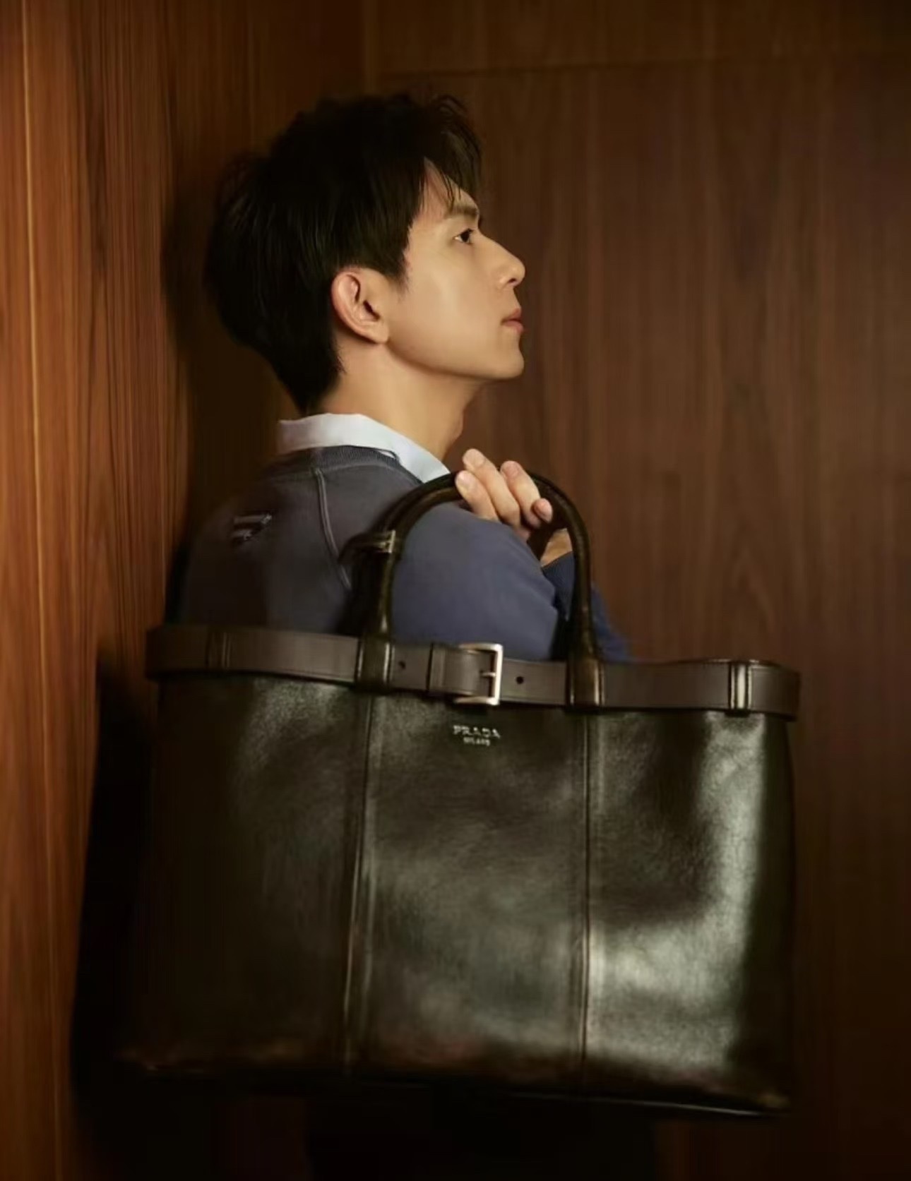 PRADA 프라다 FW2023 인조 가죽 대형 토트백 5