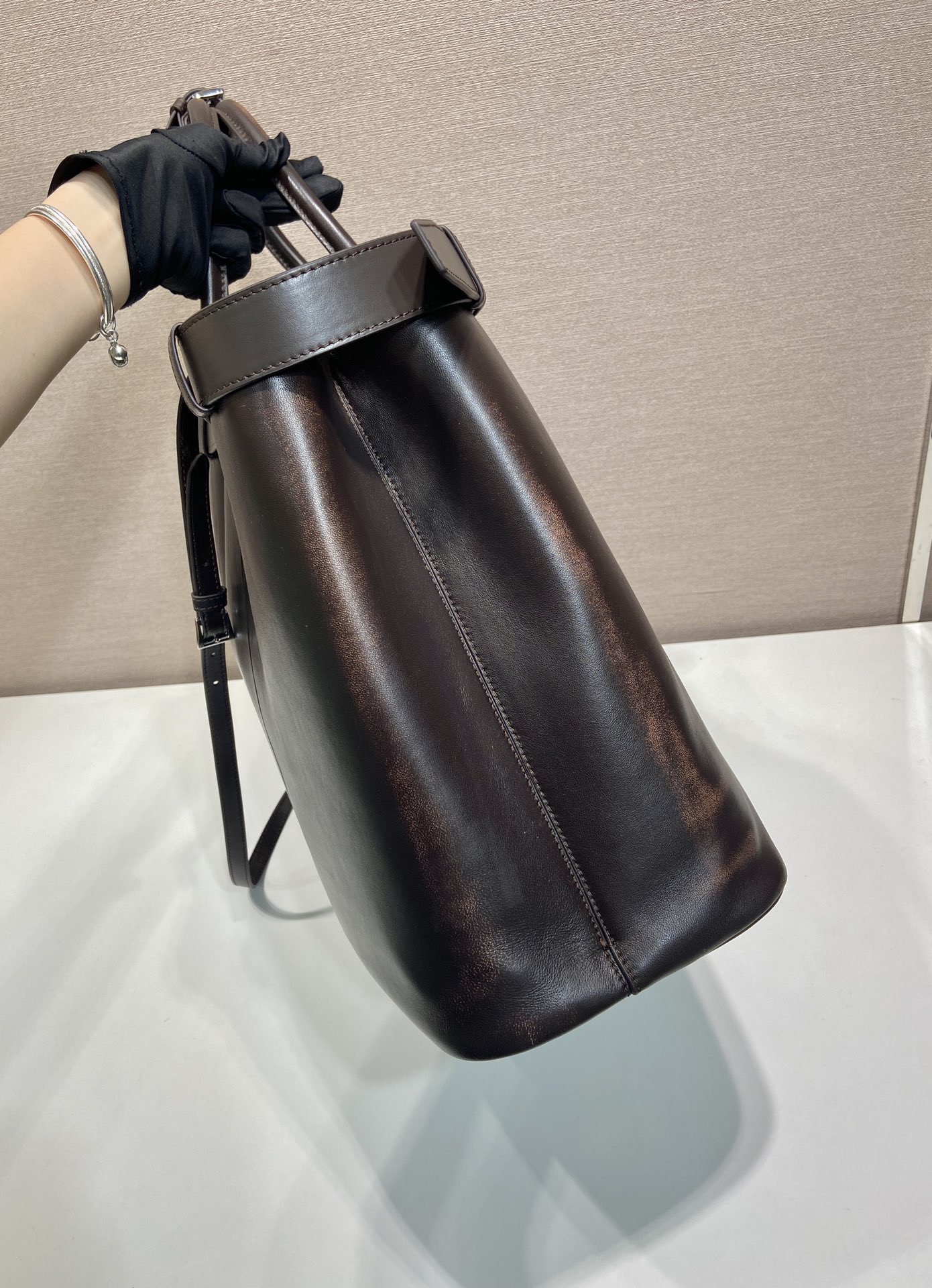 PRADA 프라다 FW2023 인조 가죽 대형 토트백 10