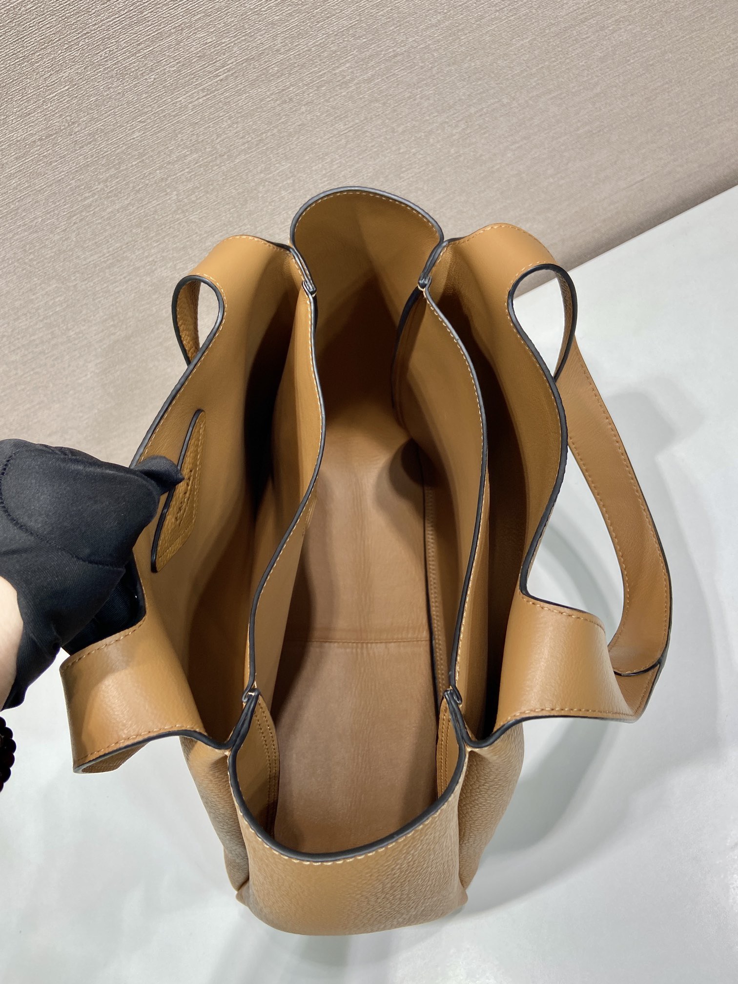 PRADA 프라다 FW2023 대형 송아지 가죽 토트백 9