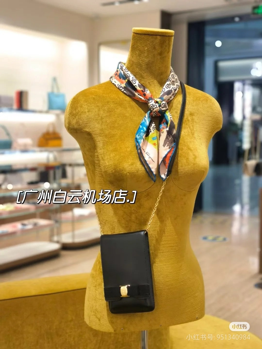 FERRAGAMO 페라가모 FW2023 리본 디테일 핸드폰 가방 3