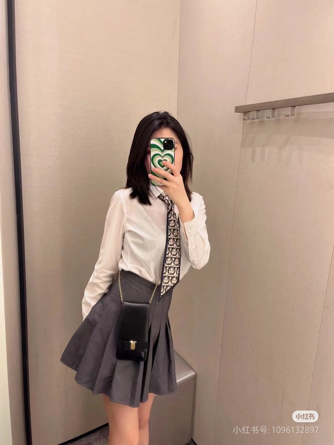 FERRAGAMO 페라가모 FW2023 리본 디테일 핸드폰 가방 4