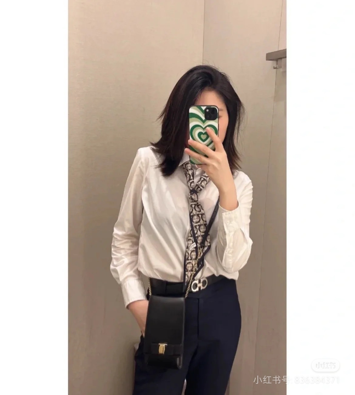 FERRAGAMO 페라가모 FW2023 리본 디테일 핸드폰 가방 6