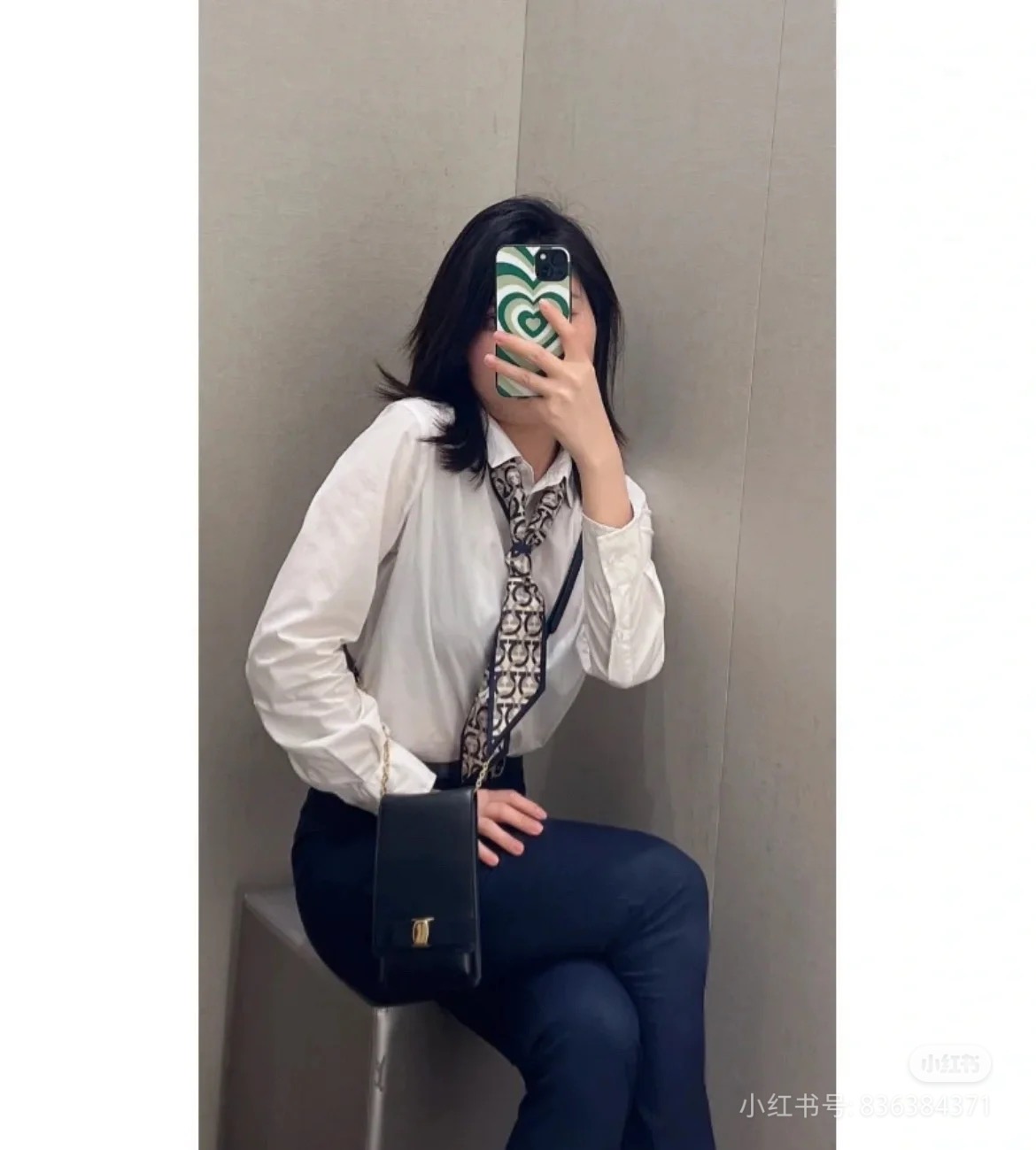 FERRAGAMO 페라가모 FW2023 리본 디테일 핸드폰 가방 7