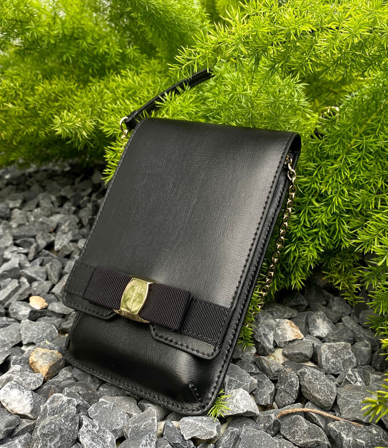 FERRAGAMO 페라가모 FW2023 리본 디테일 핸드폰 가방 9