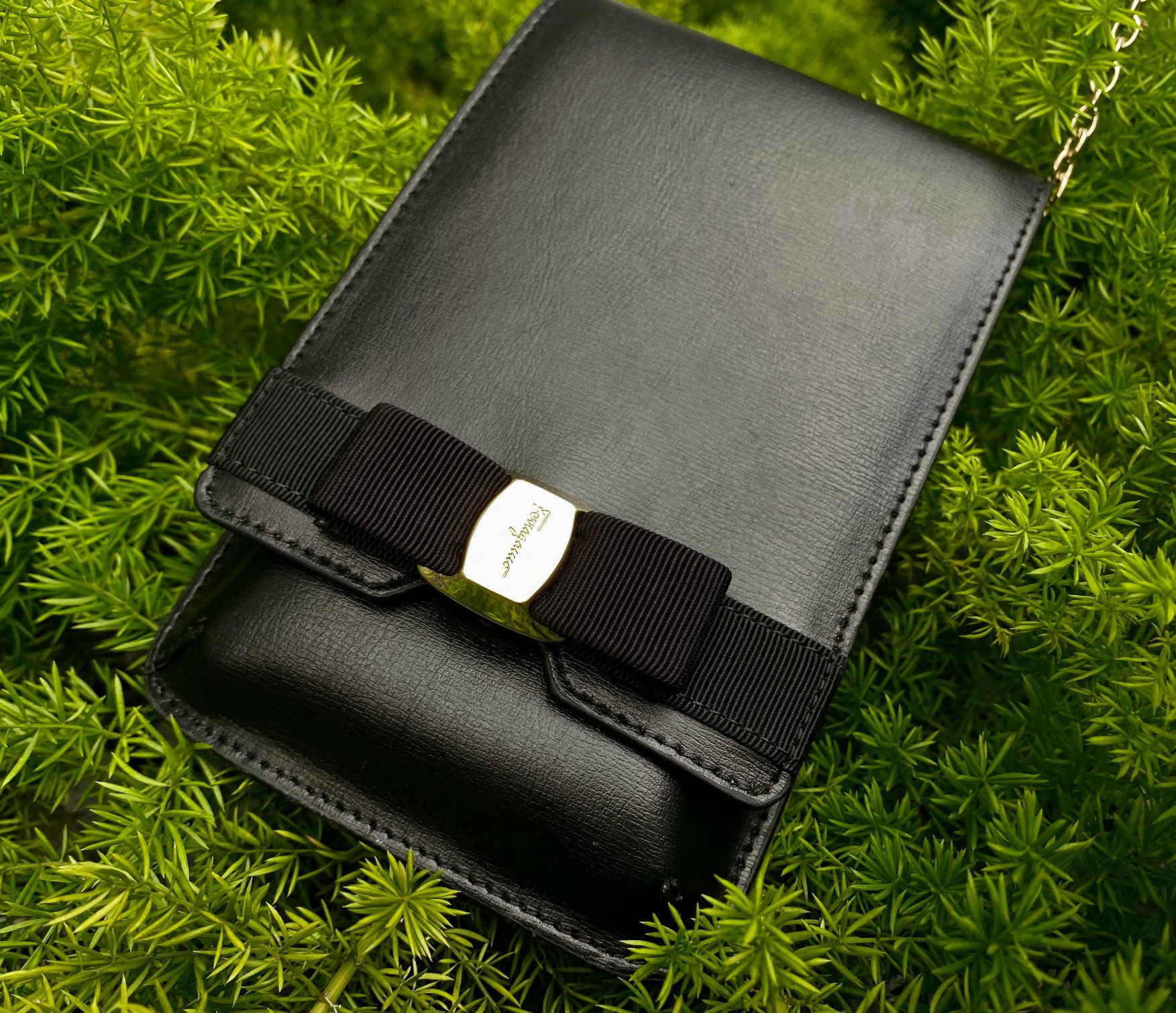 FERRAGAMO 페라가모 FW2023 리본 디테일 핸드폰 가방 15