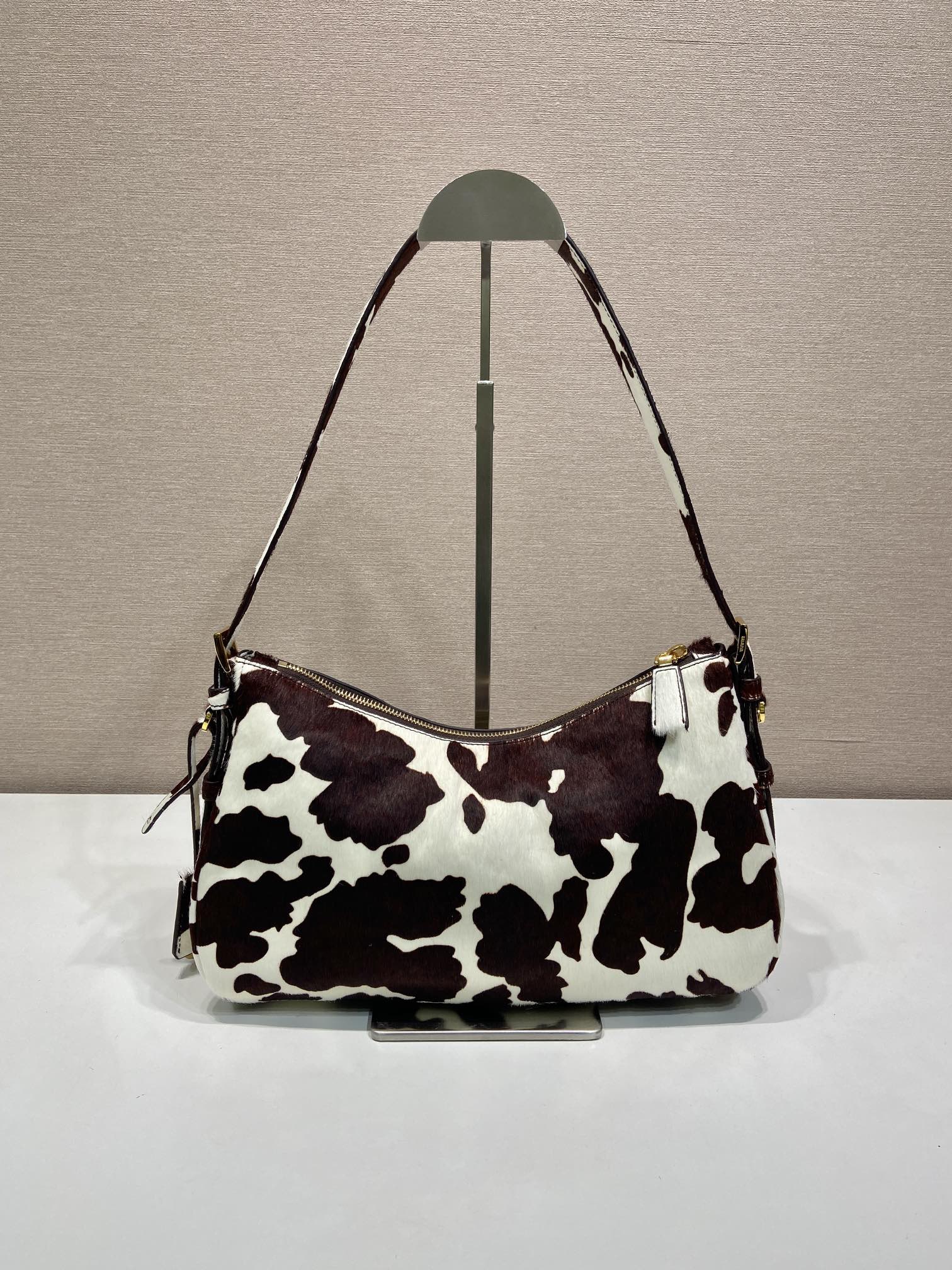 PRADA 프라다 FW2023 동물 프린트 호보 백 9