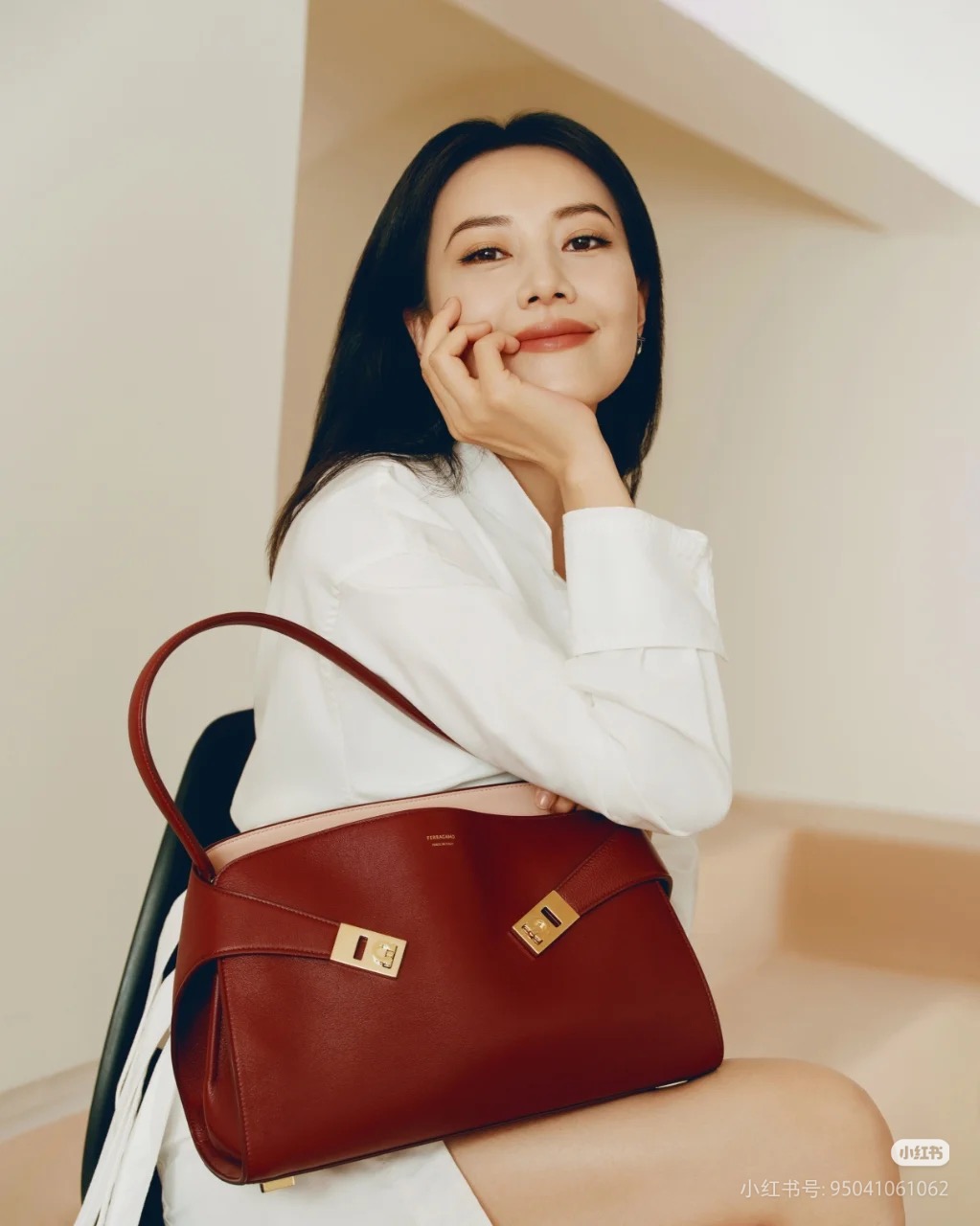 FERRAGAMO 페라가모 FW2023 Gancini 장식 중형 토트백 1