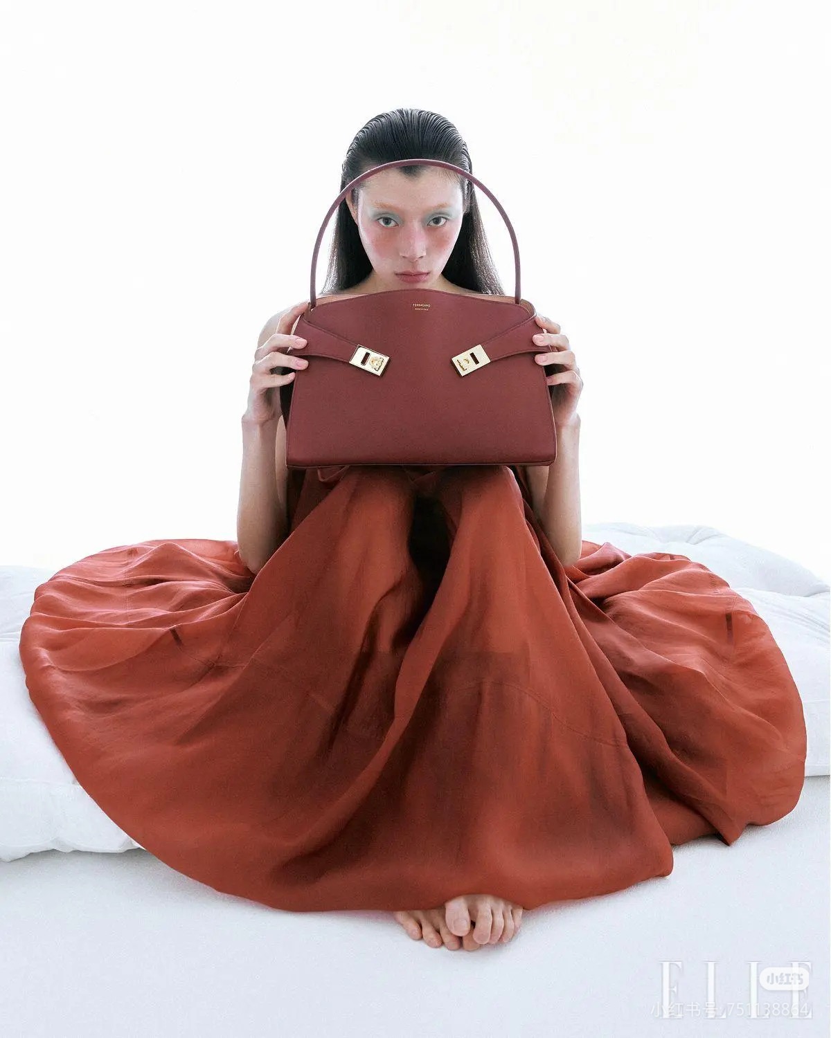 FERRAGAMO 페라가모 FW2023 Gancini 장식 중형 토트백 2