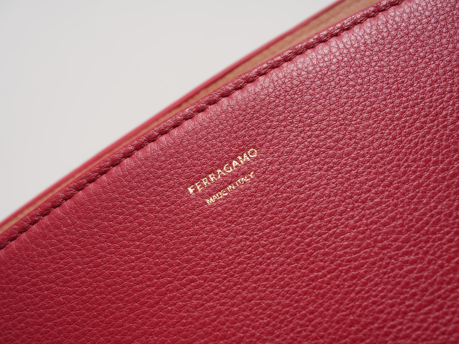 FERRAGAMO 페라가모 FW2023 Gancini 장식 중형 토트백 7