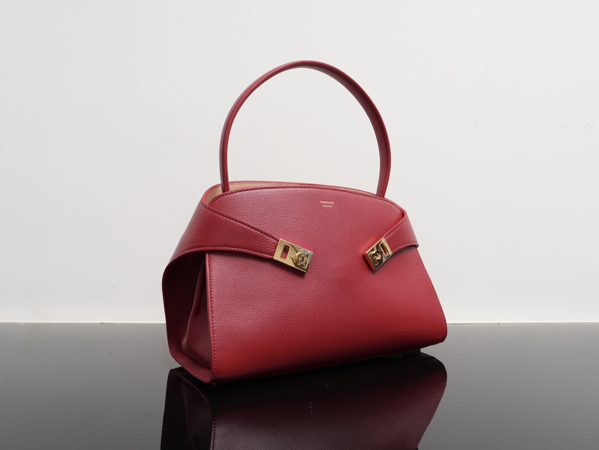 FERRAGAMO 페라가모 FW2023 Gancini 장식 중형 토트백 9