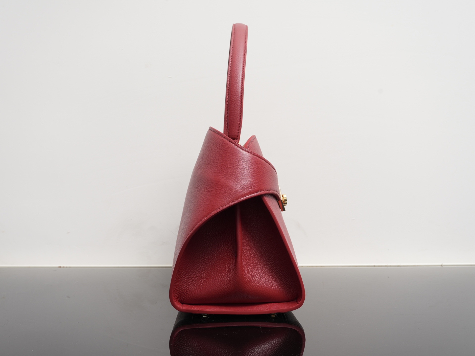 FERRAGAMO 페라가모 FW2023 Gancini 장식 중형 토트백 10