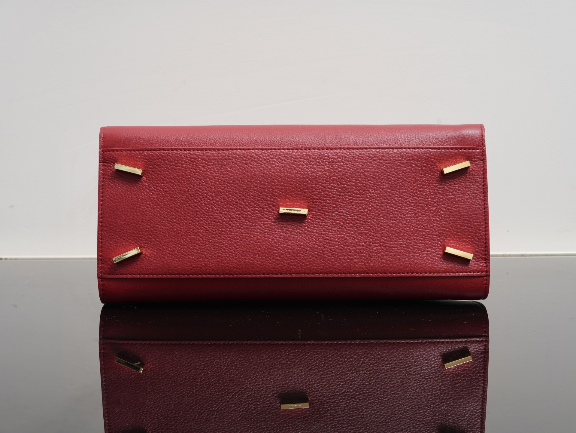 FERRAGAMO 페라가모 FW2023 Gancini 장식 중형 토트백 11